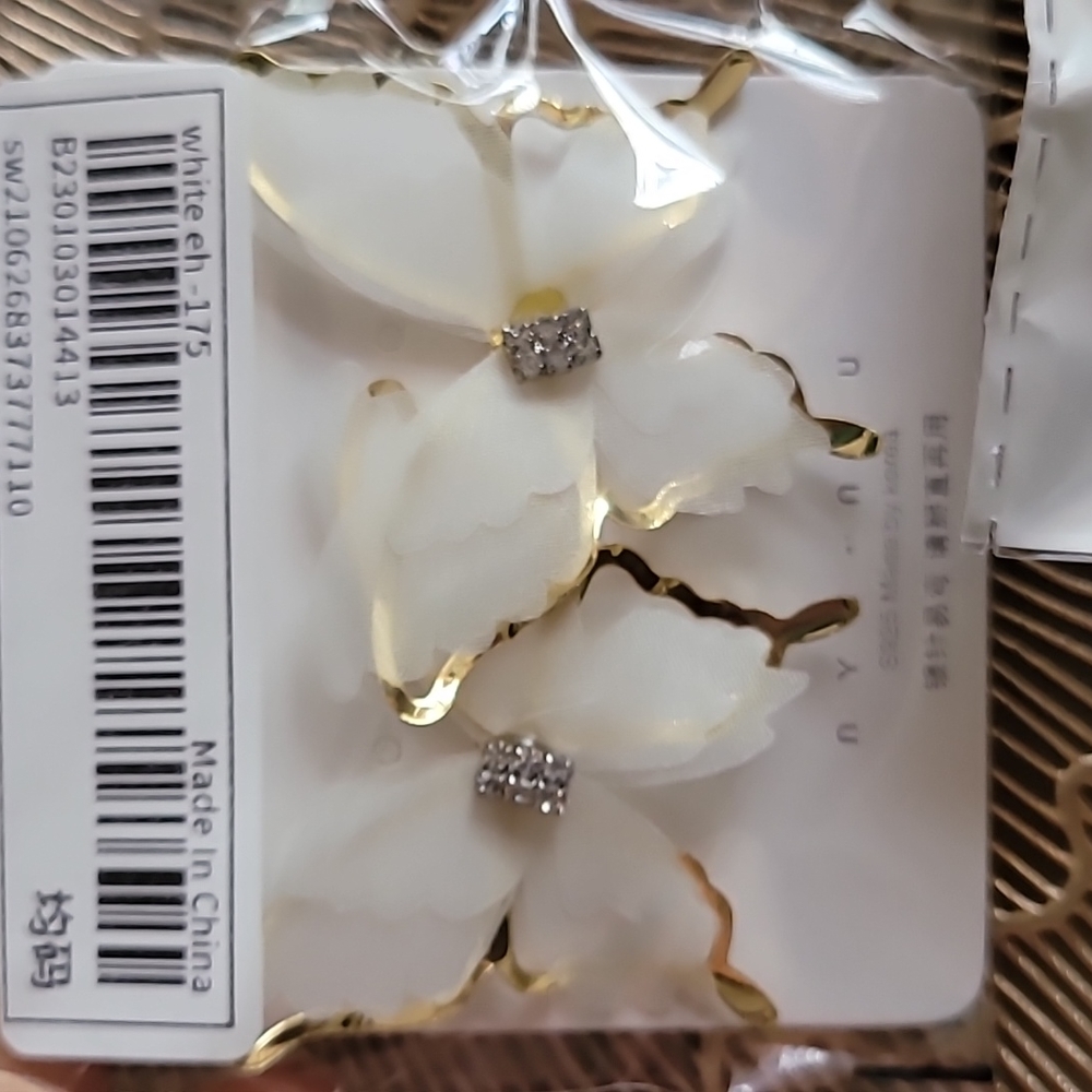 BUTTERFLY 🦋 DESIGN EARRINGS - Picture 13 of 16